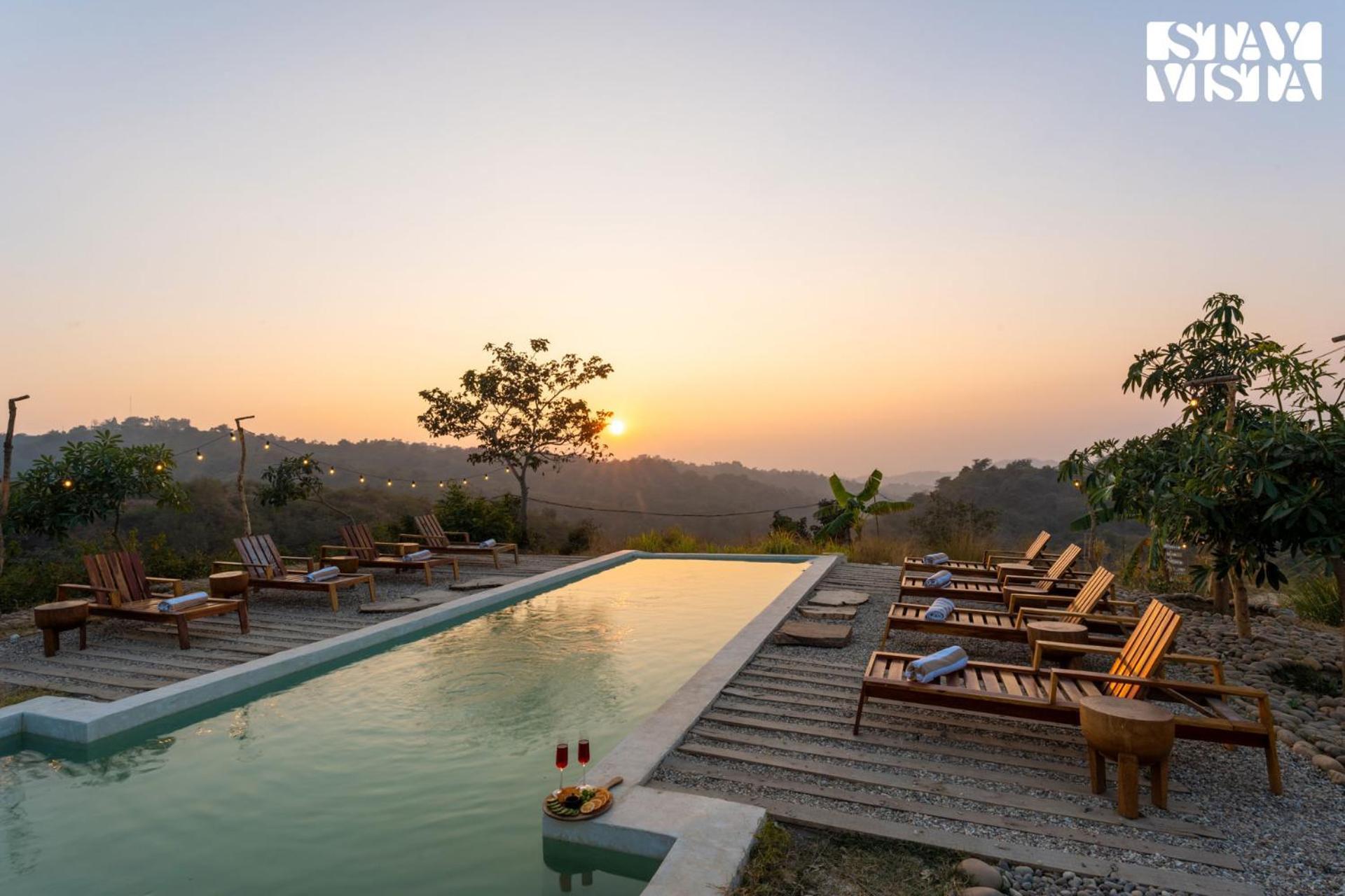 Stayvista At Artisanal Heights With Jacuzzi And Infinity Pool Una  Dış mekan fotoğraf